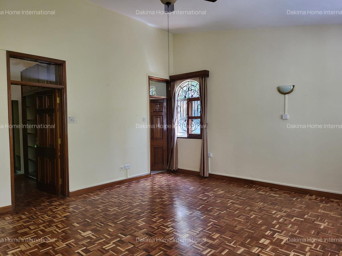 5 Bed House with En Suite in Nyari - 12