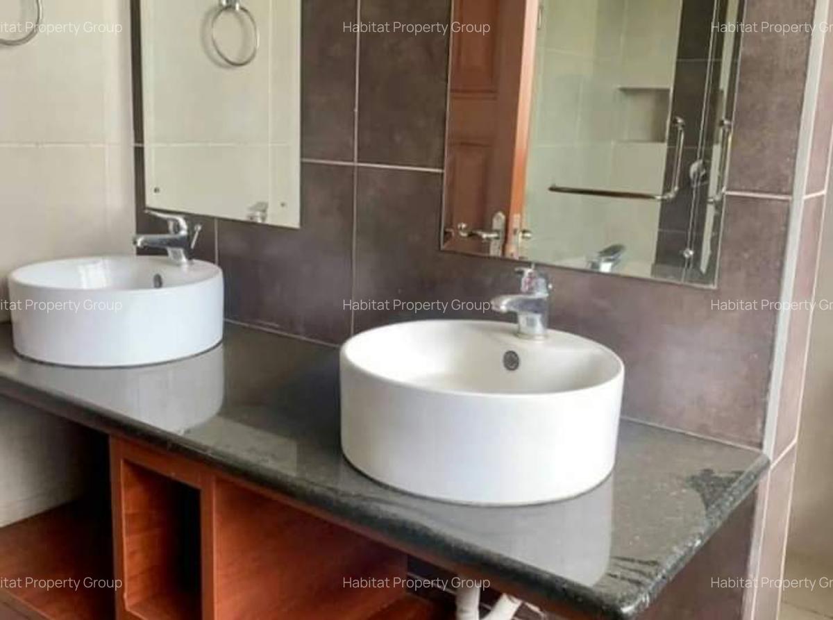 4 Bed House with En Suite in Ridgeways - 11