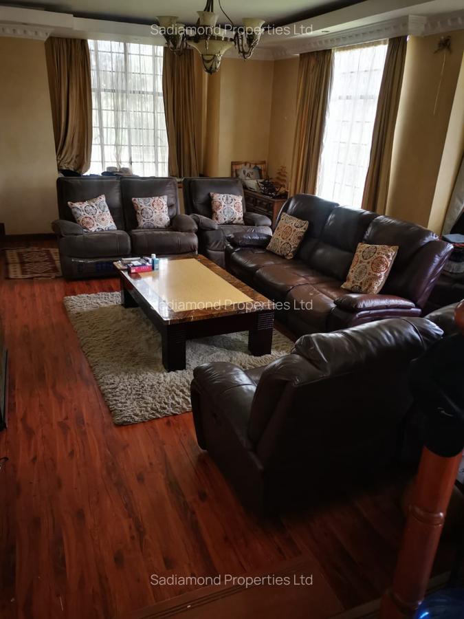 5 Bed House with En Suite in Lavington - 1