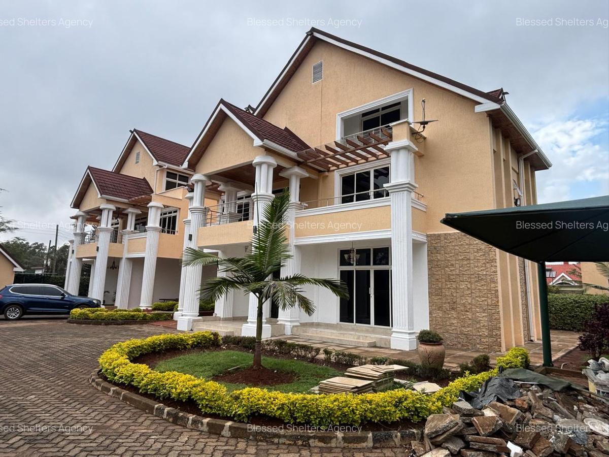 5 Bed Villa with En Suite in Ridgeways - 1