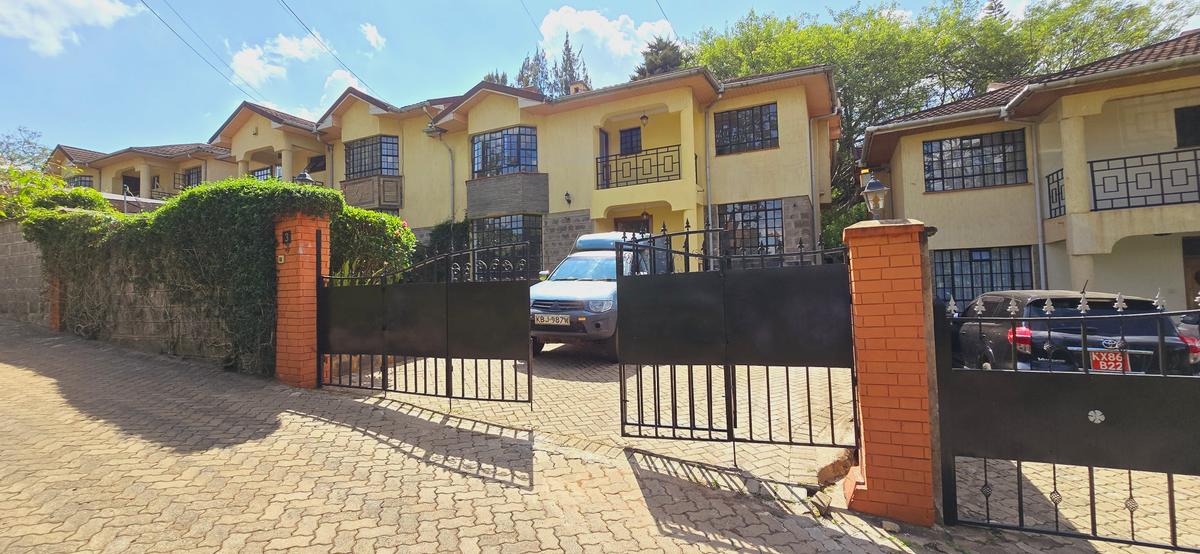 4 Bed Townhouse with En Suite at Lavington - 2