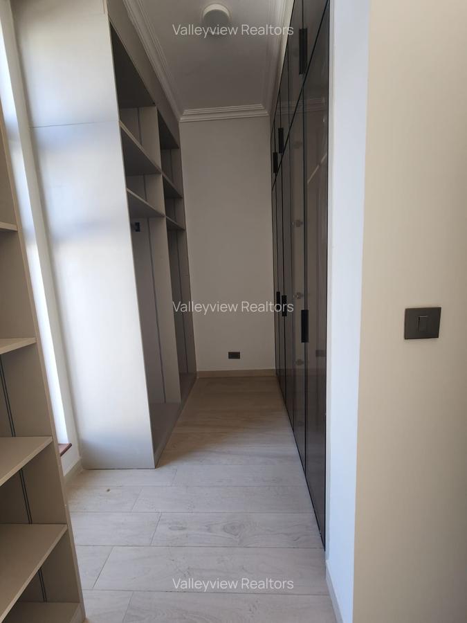5 Bed Townhouse with En Suite at Lavington - 12