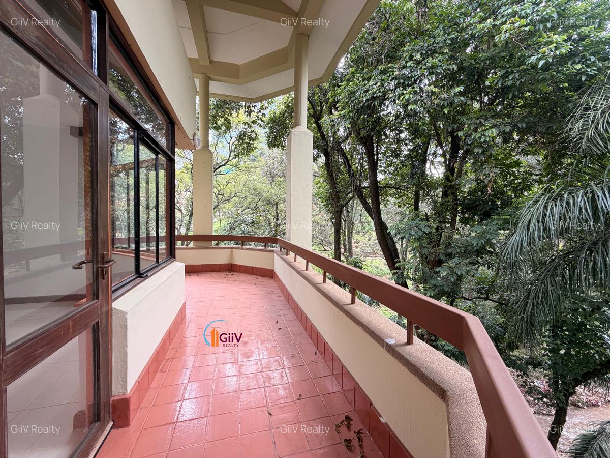4 Bed Apartment with En Suite in Riverside - 5