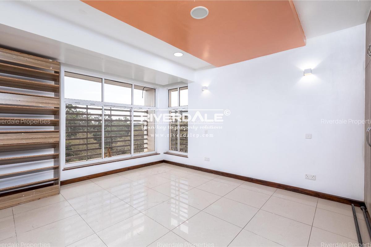 4 Bed Apartment with En Suite in Parklands - 9