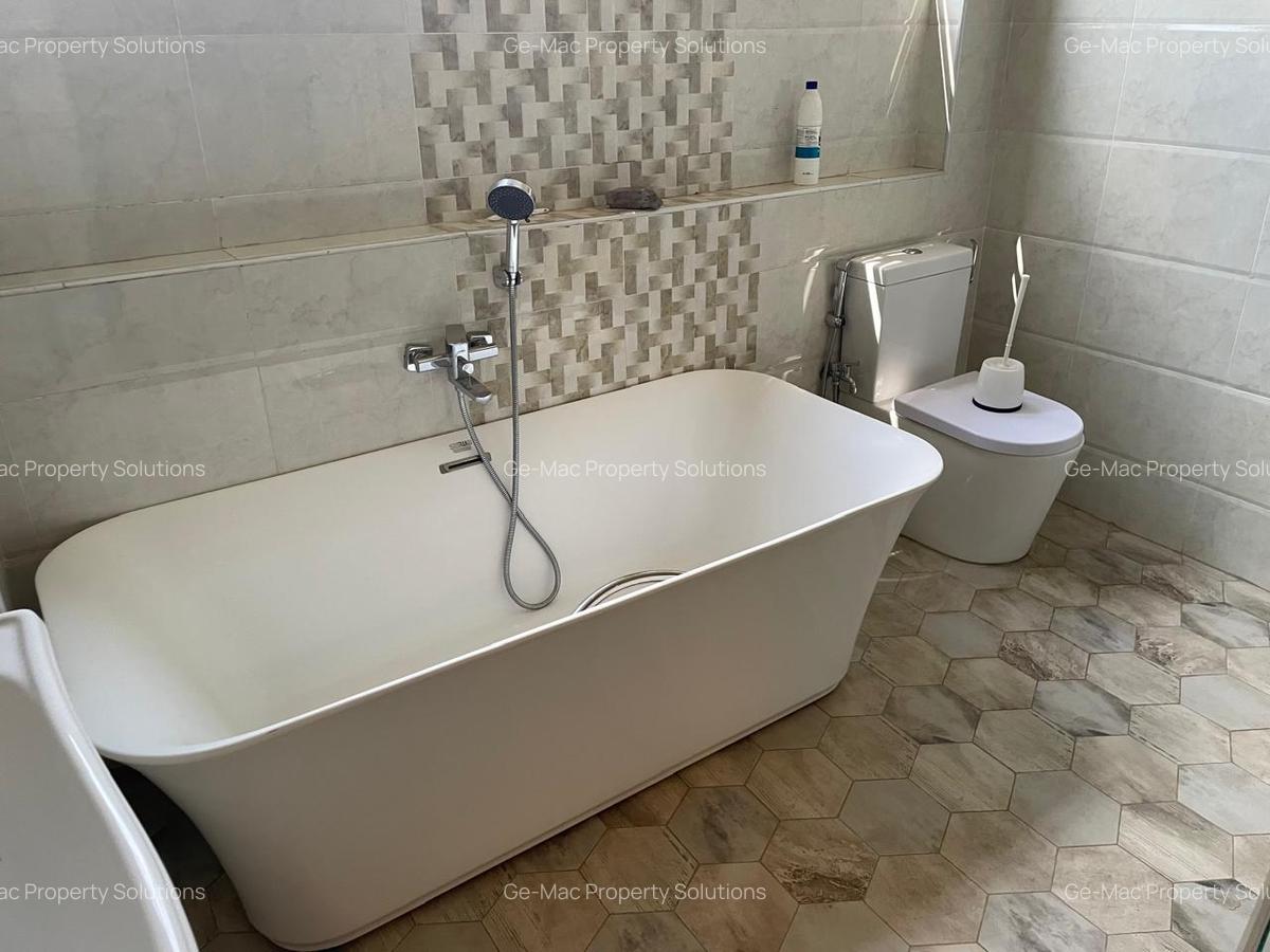 5 Bed House with En Suite in Ridgeways - 8