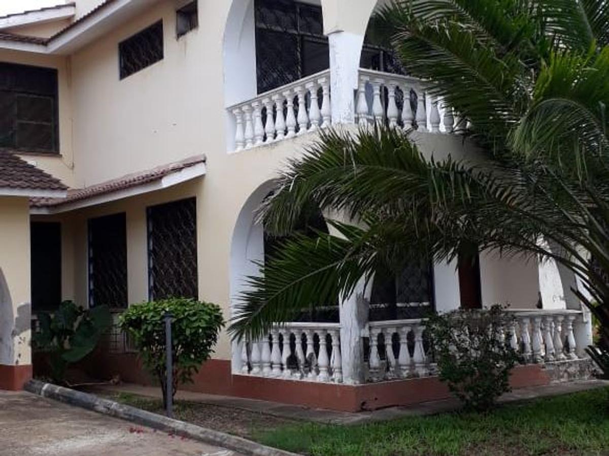 4 Bed House with En Suite at Near Serena Hotel - 1