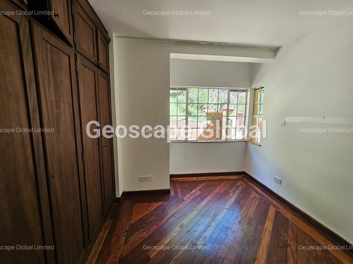5 Bed House with En Suite in Rosslyn - 8