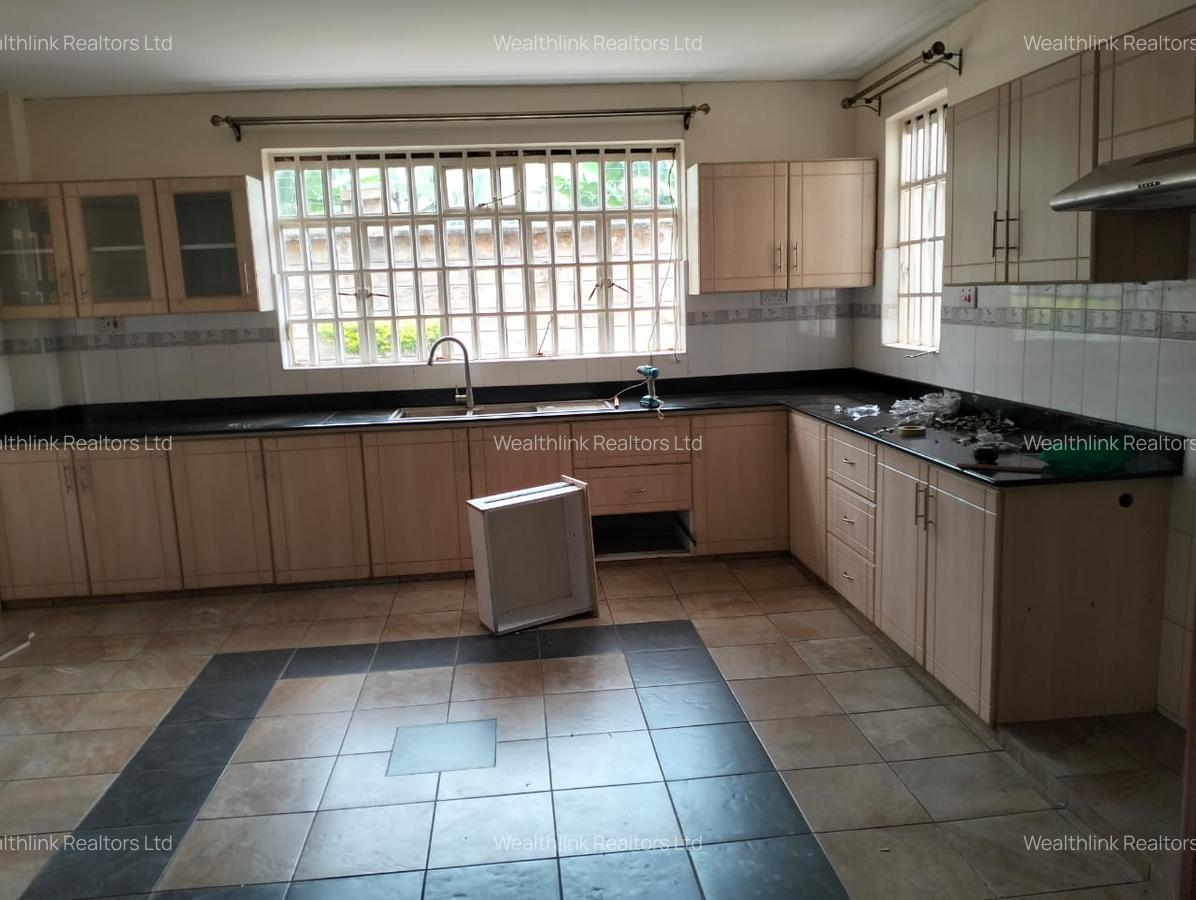 4 Bed Townhouse with En Suite at Lonetree - 11