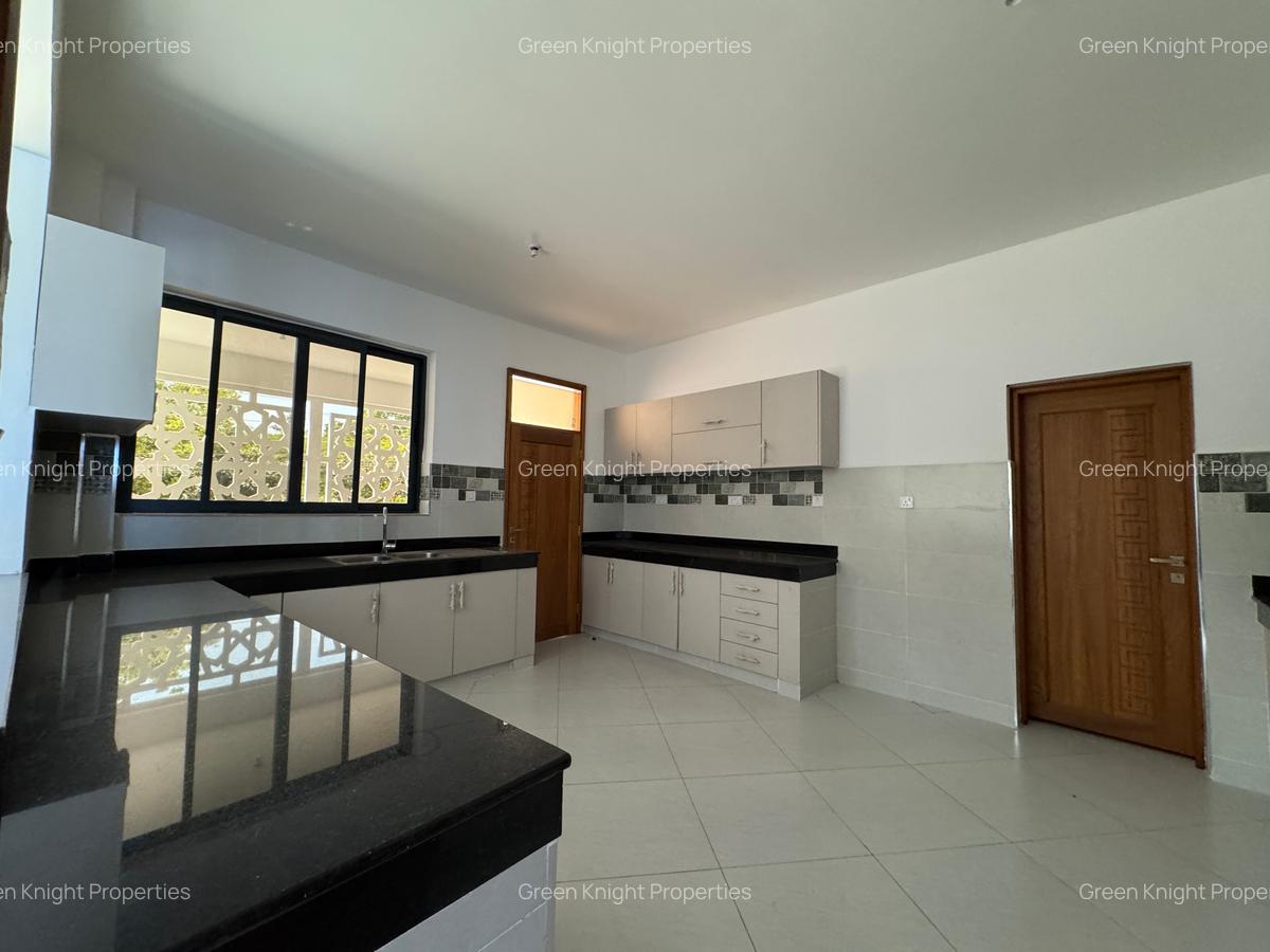 Serviced 4 Bed Apartment with En Suite in Nyali Area - 14