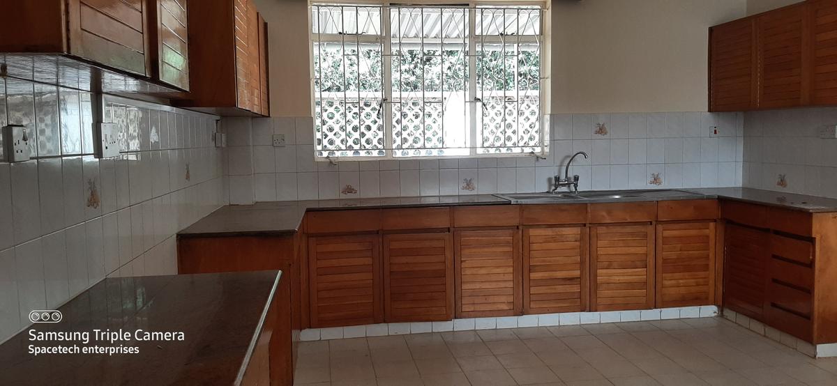 5 Bed Townhouse with En Suite in Kyuna - 8