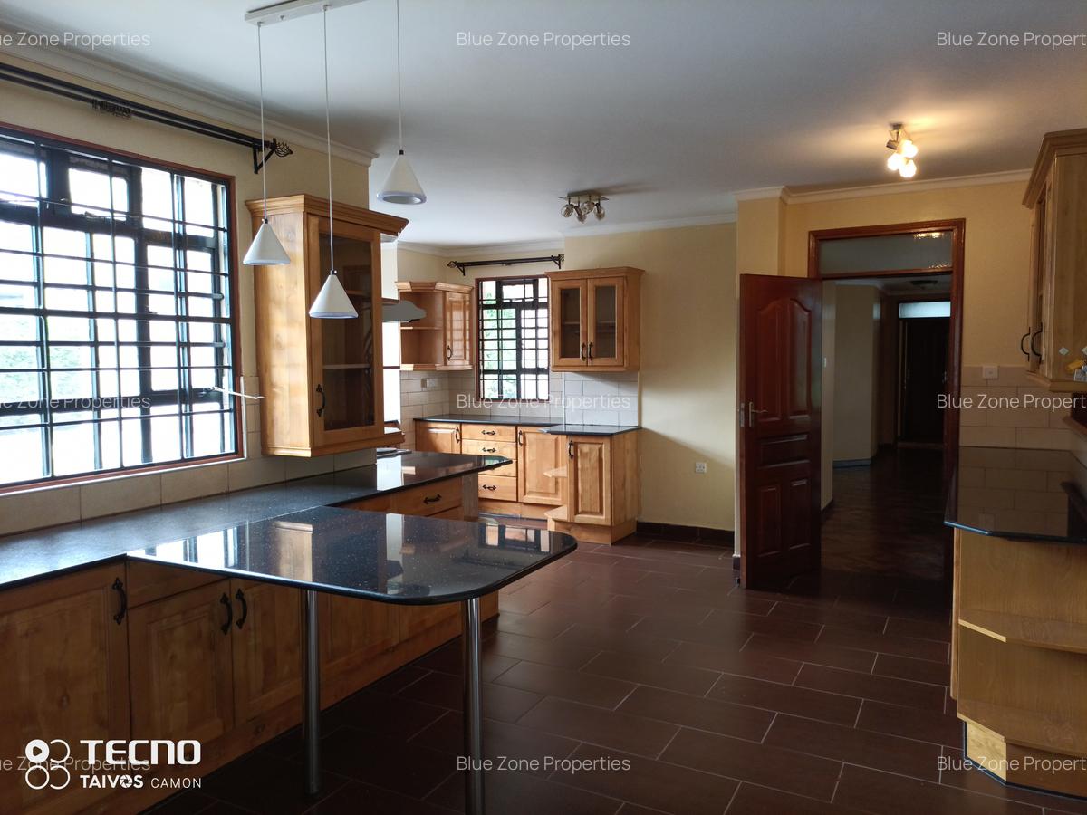 4 Bed Townhouse with En Suite at Close To Un - 7