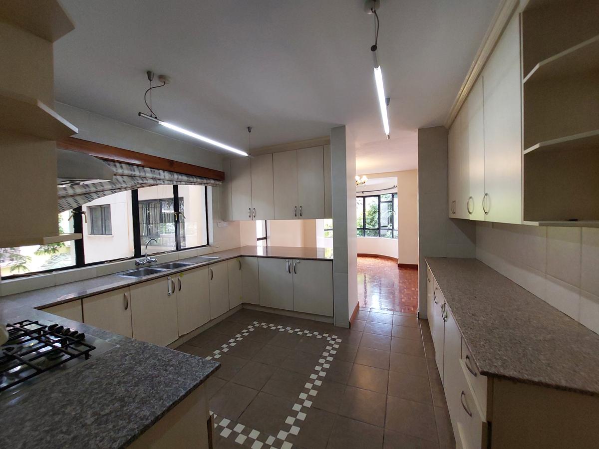 3 Bed Apartment with En Suite at Lavington - 17