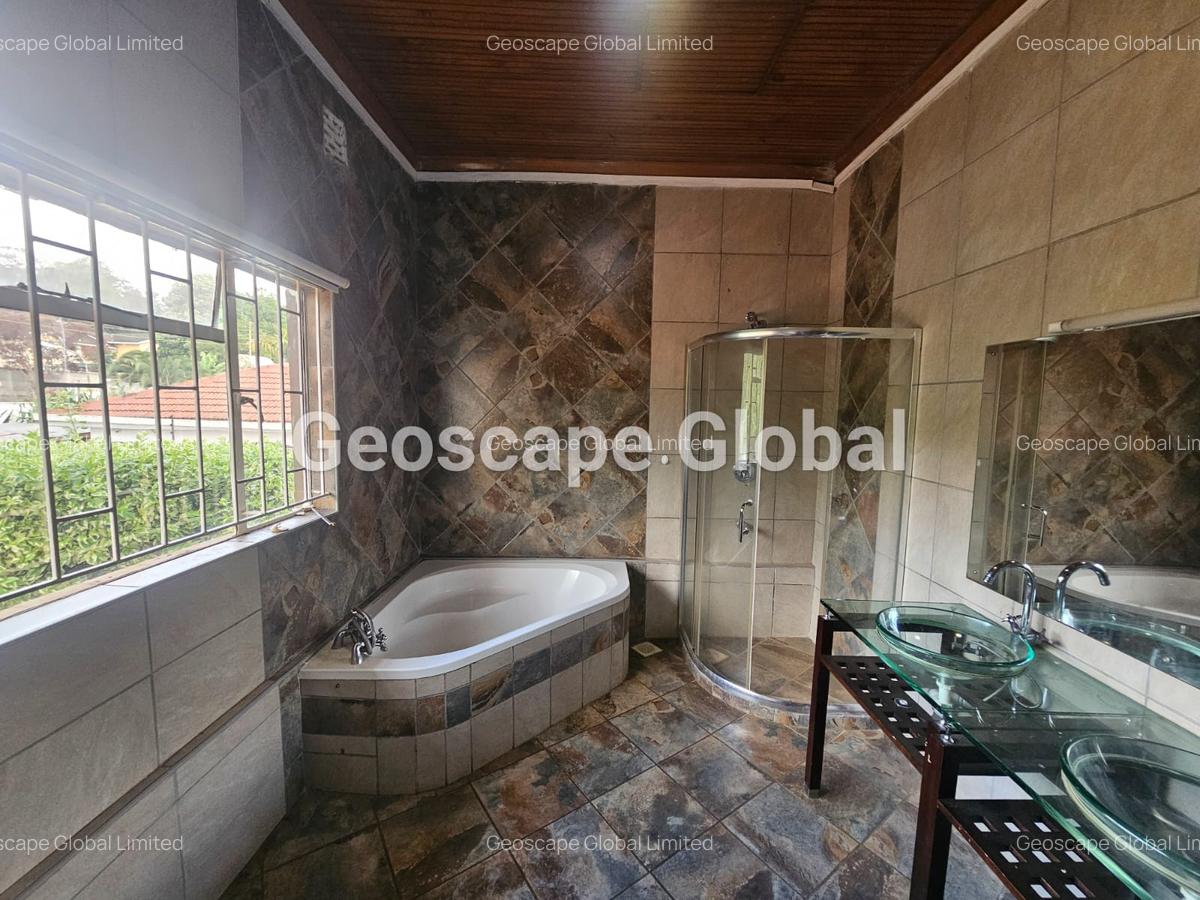 4 Bed House with En Suite in Rosslyn - 6