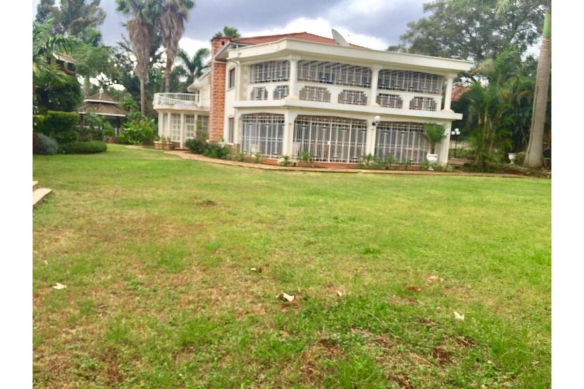 6 Bed House with En Suite in Lavington - 16