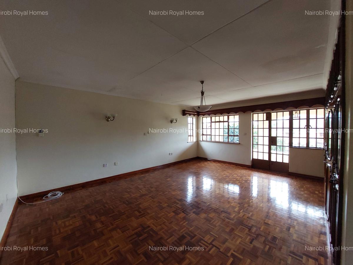 5 Bed House with En Suite at Daisy Road - 17