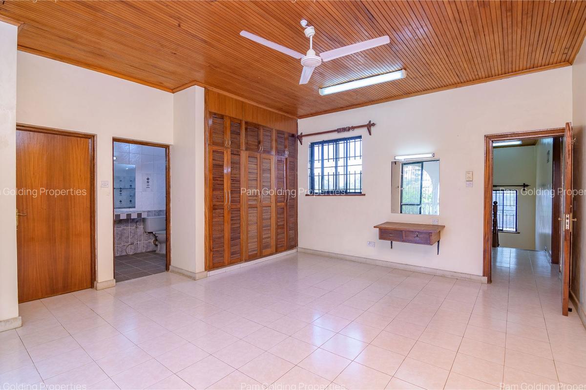 4 Bed Townhouse with En Suite at Links Road - 9