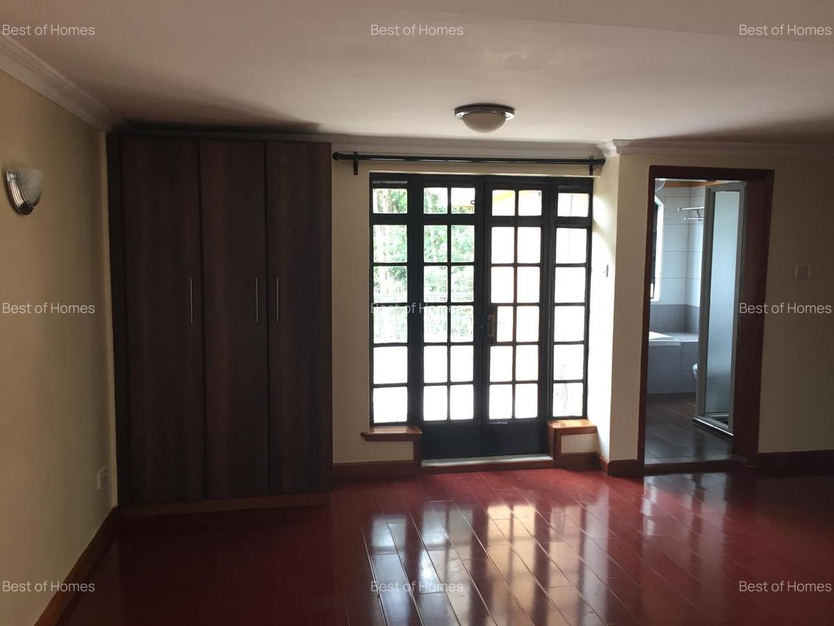 4 Bed Villa with En Suite in Redhill - 6