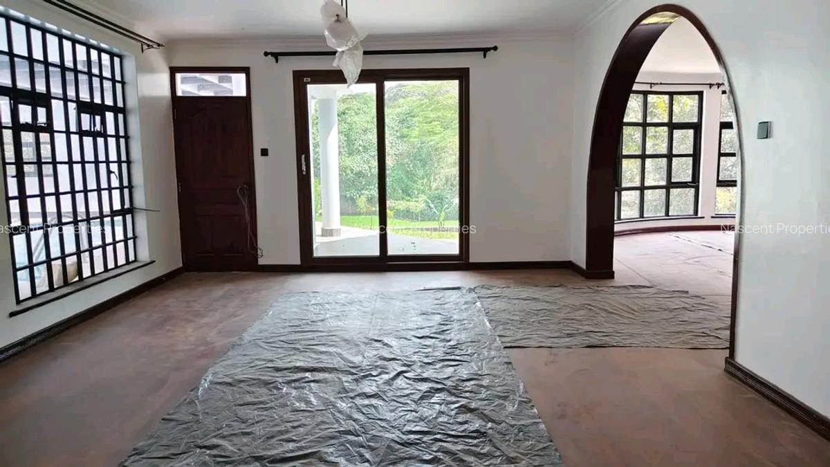 5 Bed House with En Suite in Ridgeways - 7