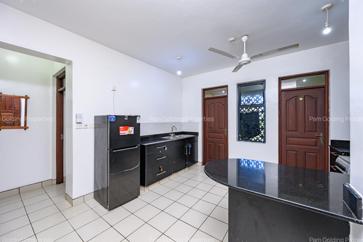 2 Bed Apartment with En Suite at Links Road - 6