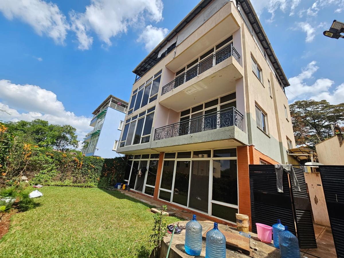 5 Bed House with En Suite in Lavington - 3