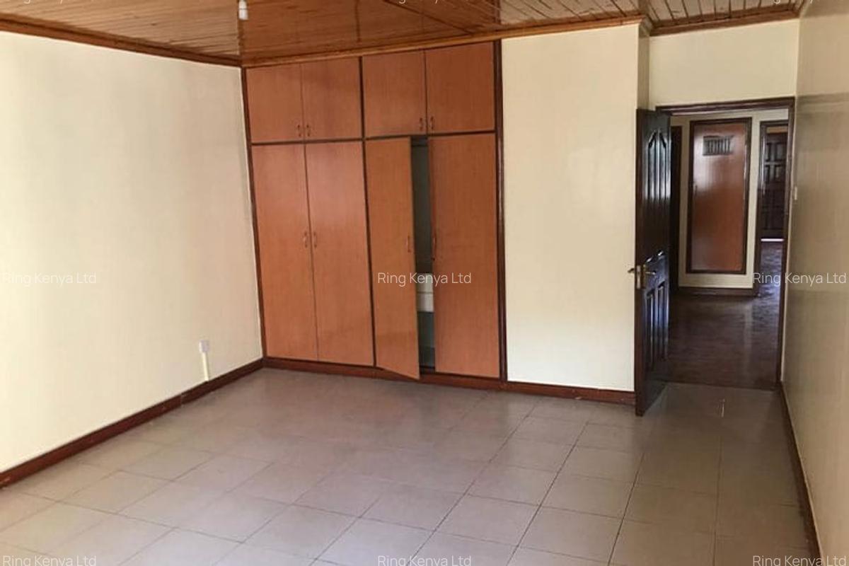 4 Bed House with En Suite in Lavington - 10