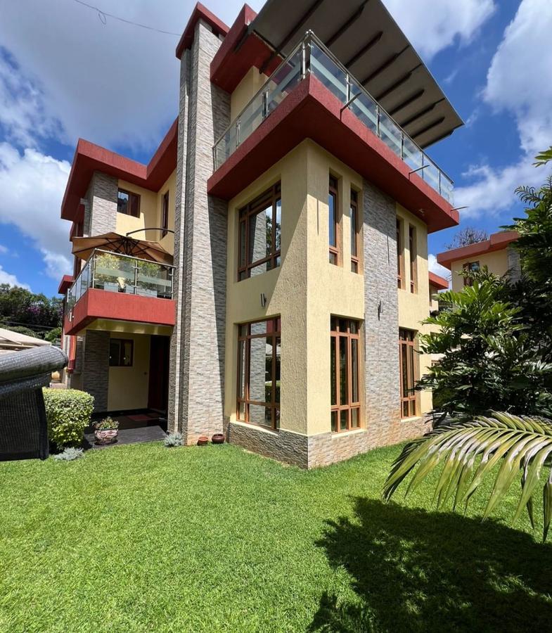 5 Bed House with En Suite in Lavington - 1