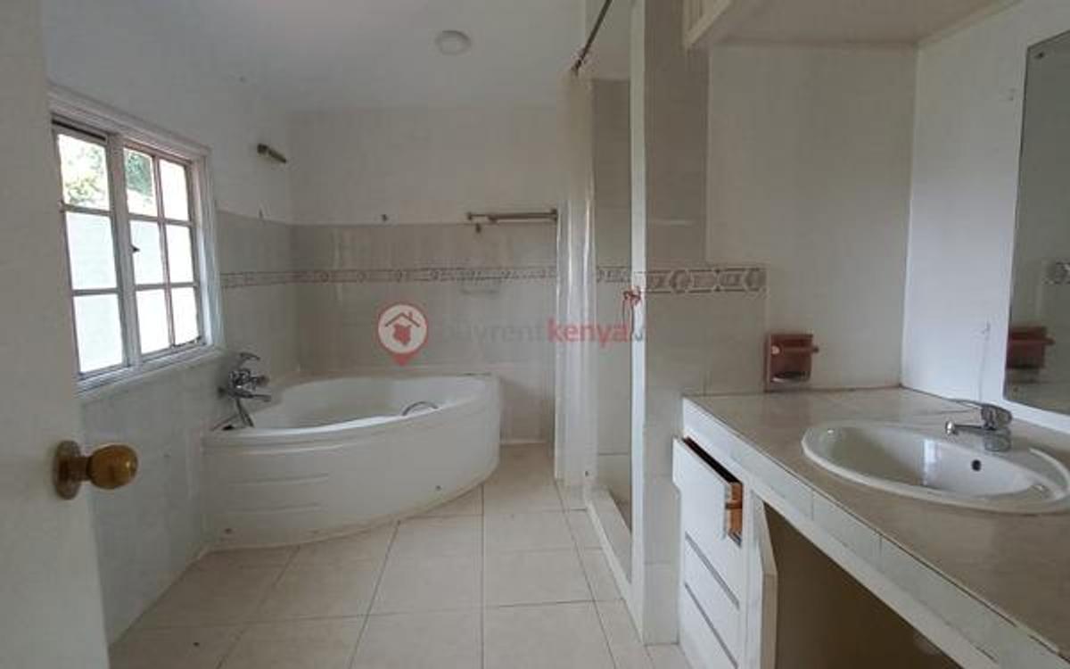 5 Bed House with En Suite at Lavington - 4