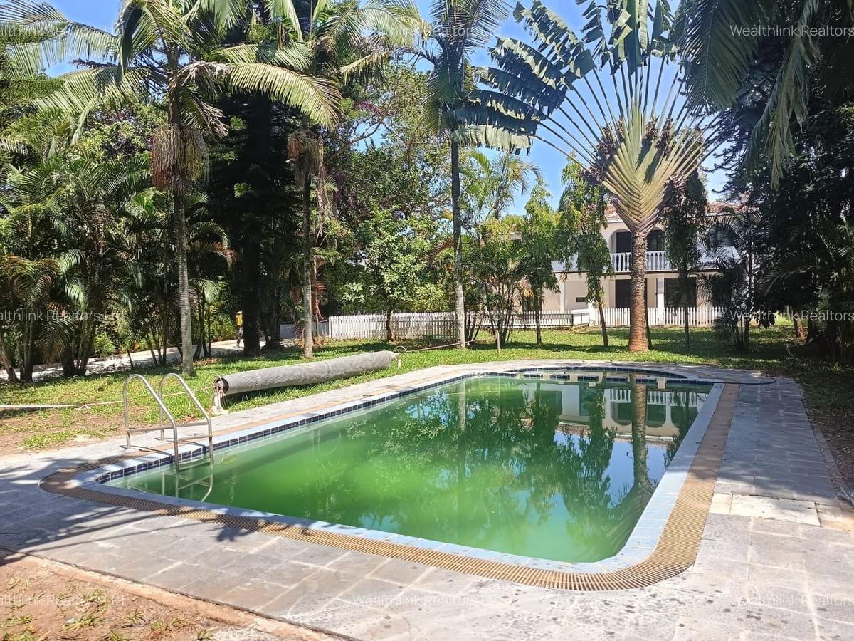 5 Bed House with En Suite at Ridgeways - 6