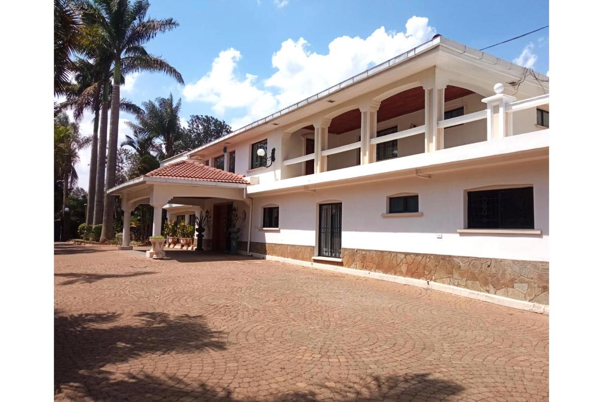 6 Bed House with En Suite in Lavington - 1