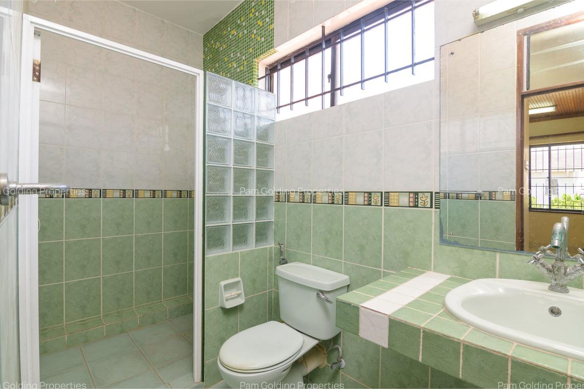 4 Bed Townhouse with En Suite at Links Road - 10