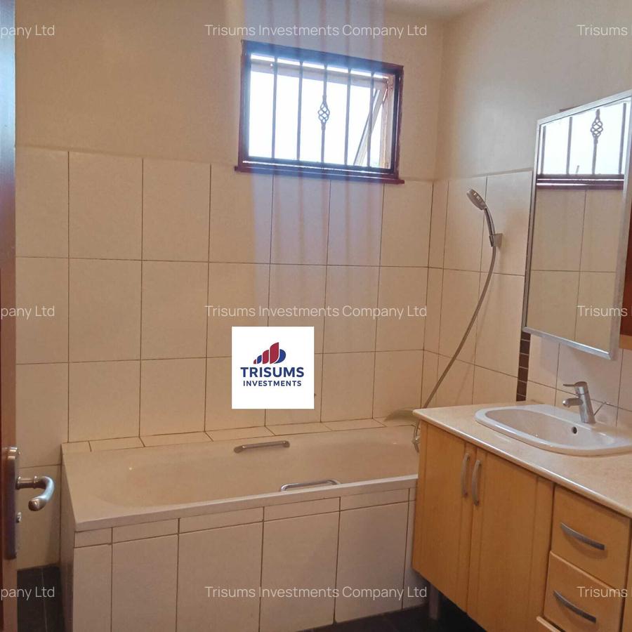 5 Bed Townhouse with En Suite at Grevellea Grove - 7