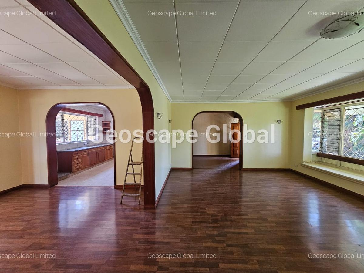 4 Bed House with En Suite in Lavington - 2