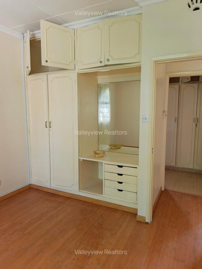 4 Bed Townhouse with En Suite at Lavington - 15