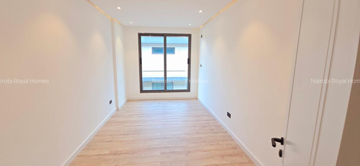 6 Bed Townhouse with En Suite at Lavington Green - 7