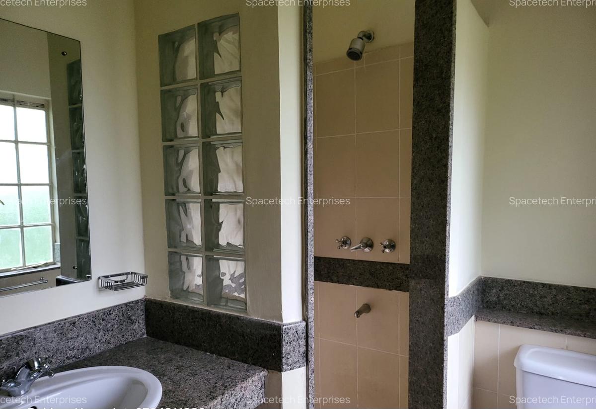 5 Bed House with En Suite in Rosslyn - 11