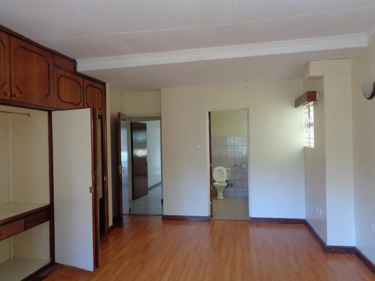 5 Bed Townhouse with En Suite at Lavington - 2