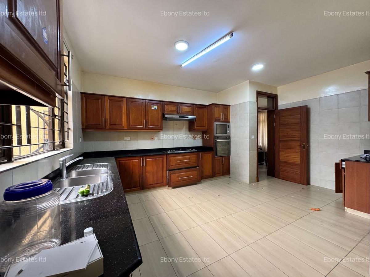 5 Bed Townhouse with En Suite in Lavington - 7