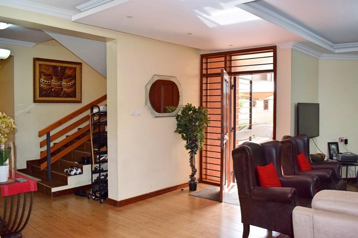 4 Bed House with En Suite in Lavington - 5