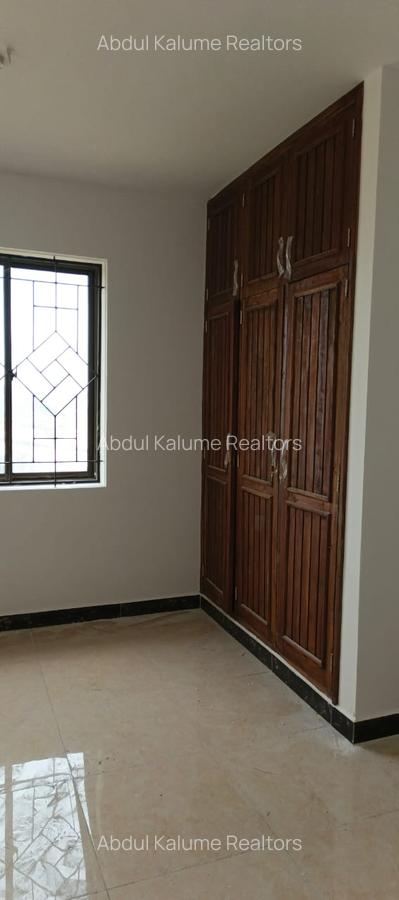 Serviced 2 Bed Apartment with En Suite at Tudor - 5