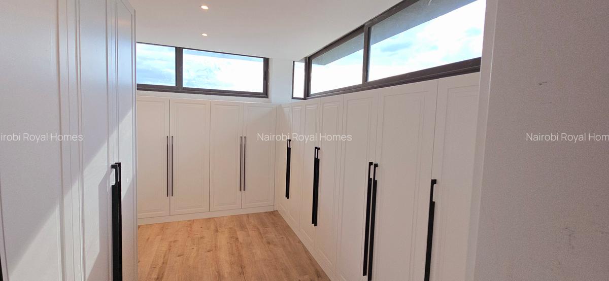 5 Bed Townhouse with En Suite at Lavington Green - 6