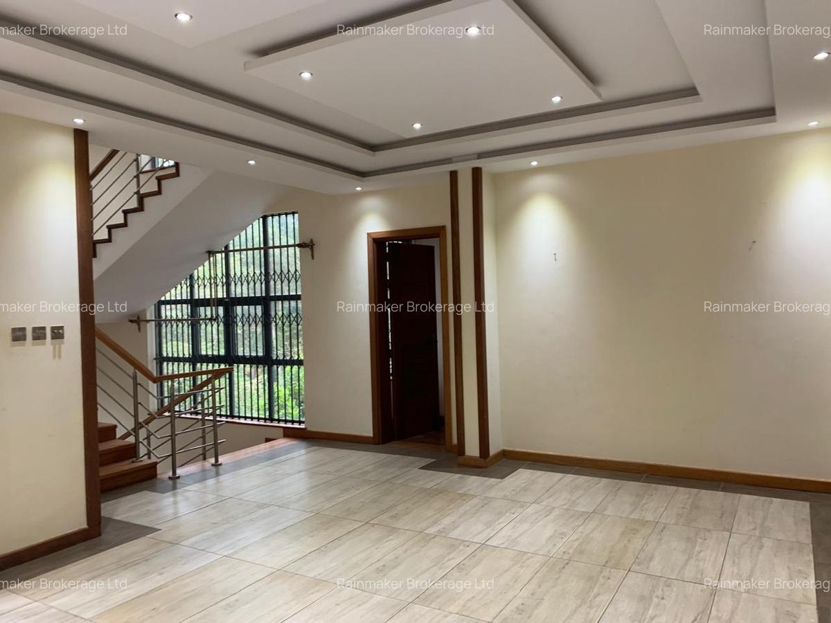 7 Bed House with En Suite in Nyari - 3