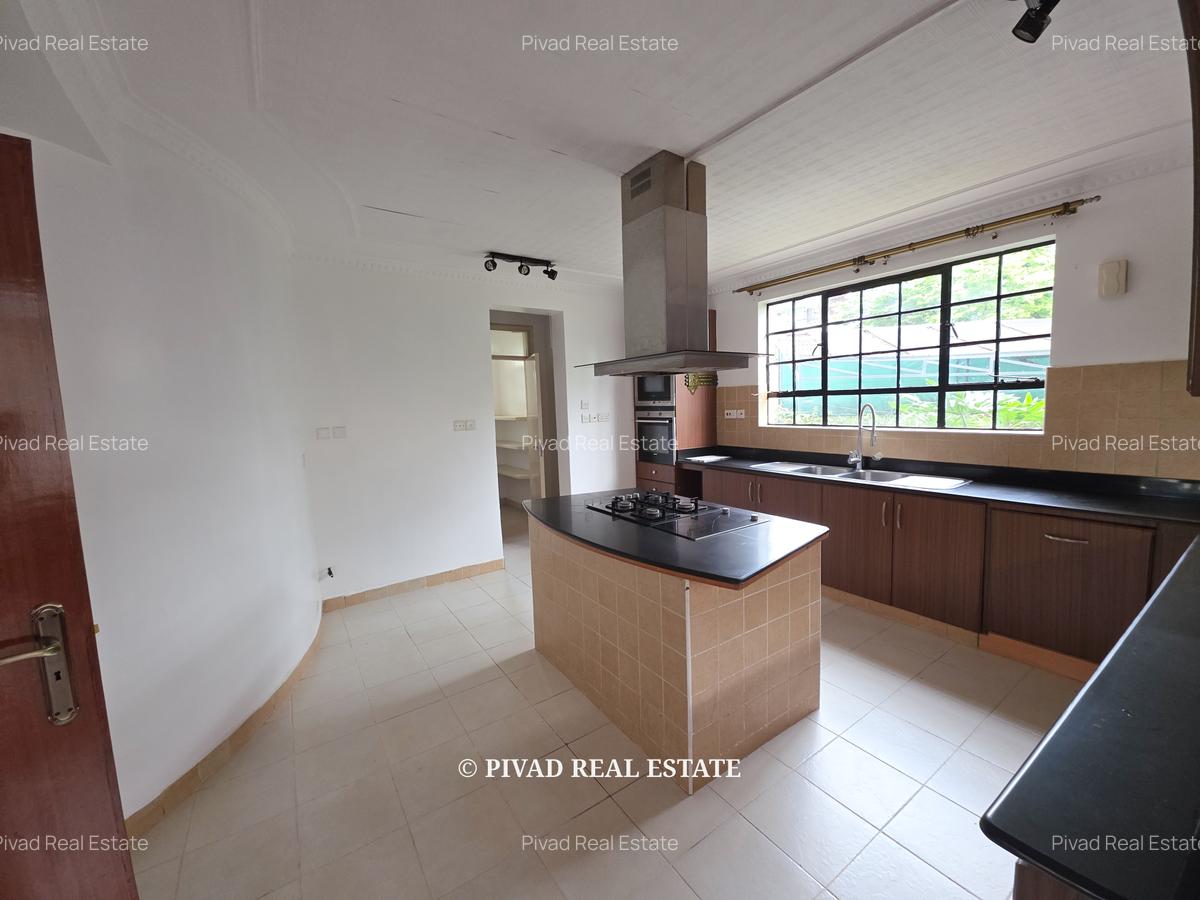 4 Bed House with Swimming Pool in Garden Estate - 11