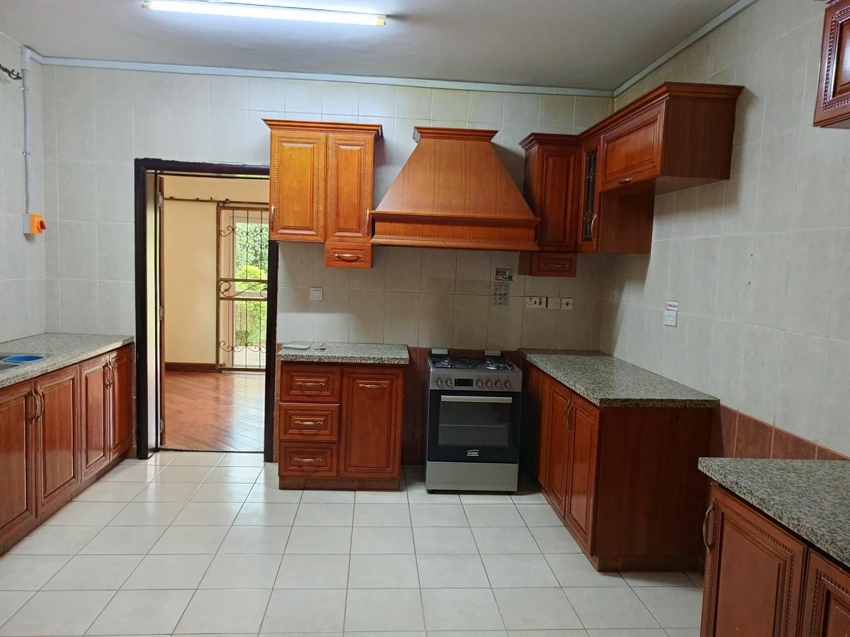 5 Bed Townhouse with En Suite in Lavington - 2