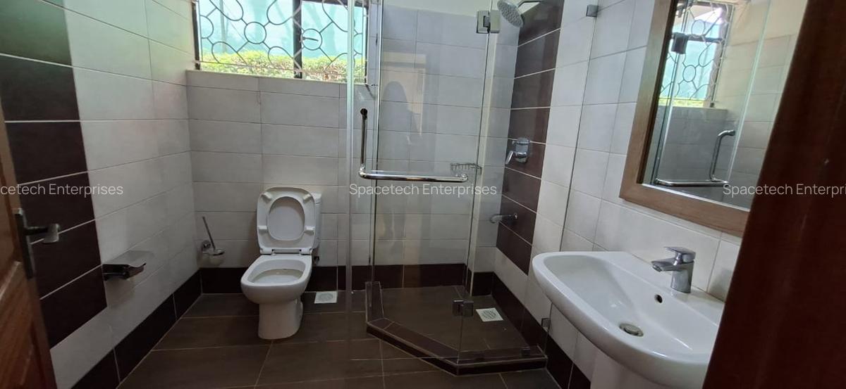 5 Bed House with En Suite in Runda - 9