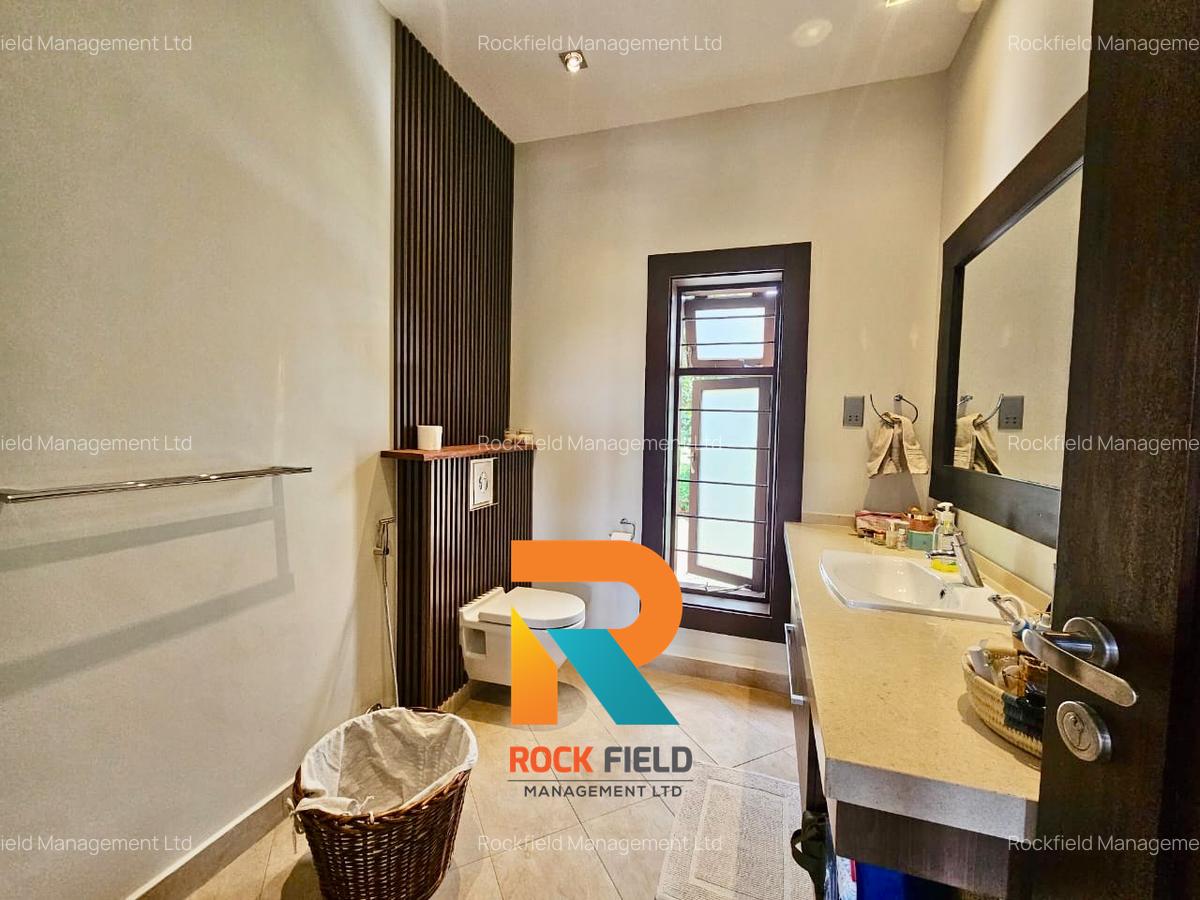 5 Bed House with En Suite in Lavington - 10