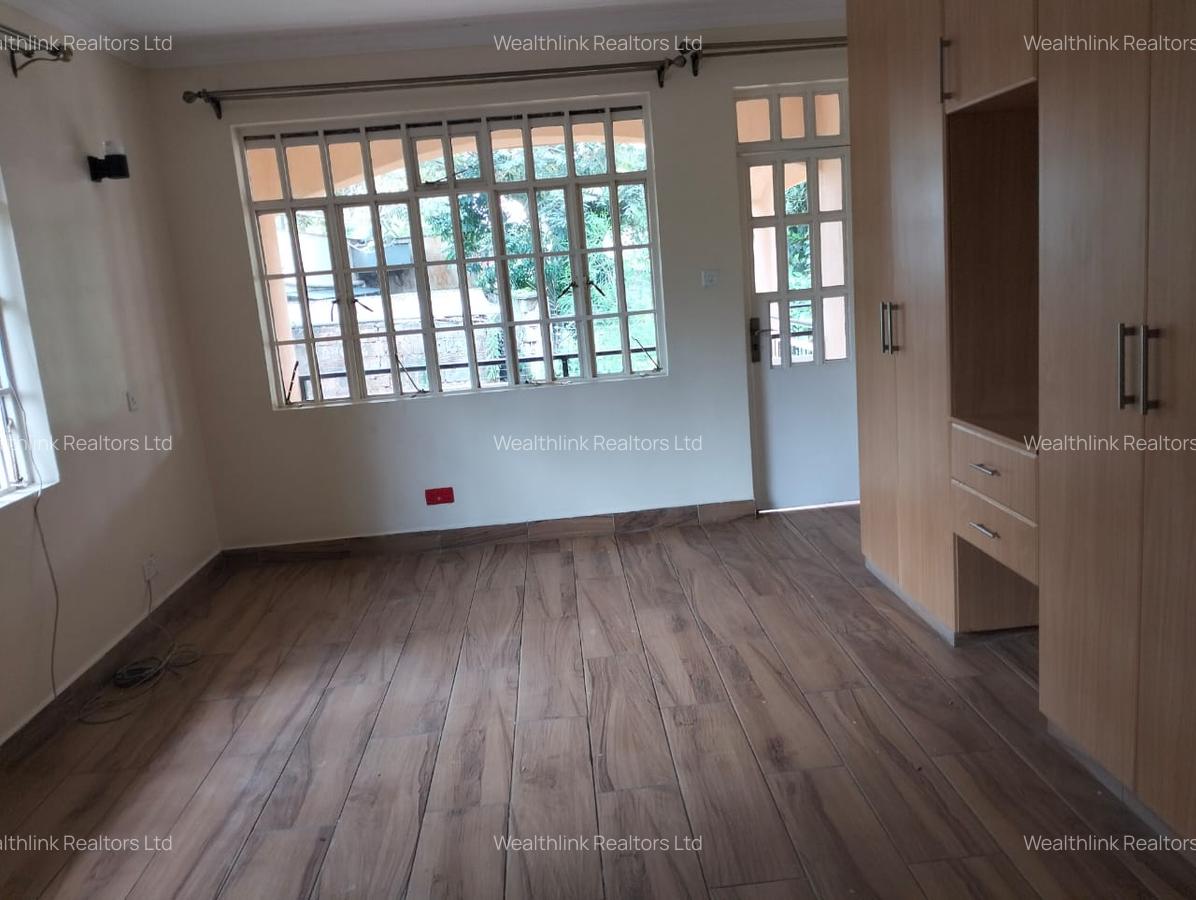 4 Bed Townhouse with En Suite at Lonetree - 9