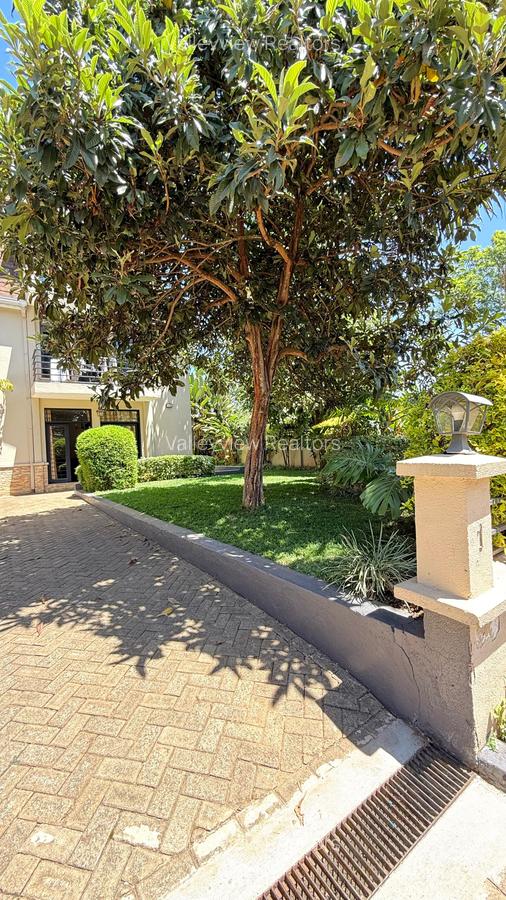 5 Bed Townhouse with En Suite at Lavington - 1