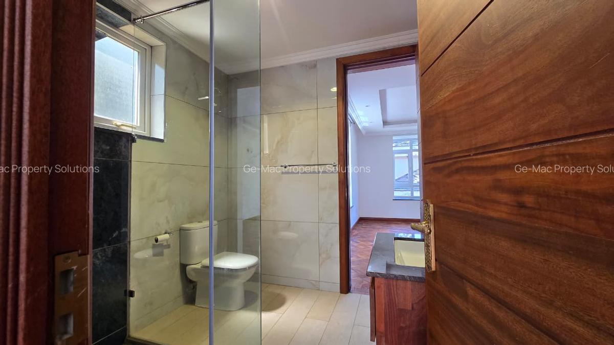 5 Bed House with En Suite in Lavington - 14