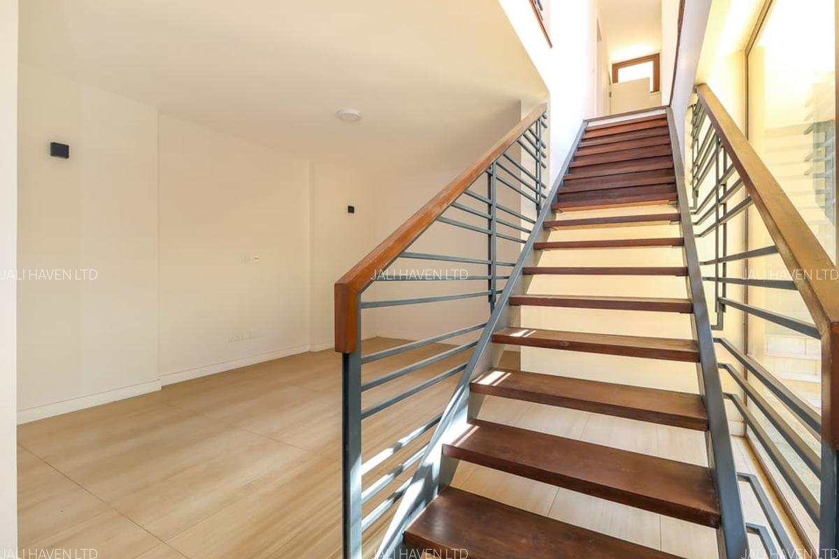 4 Bed Villa with En Suite in Lavington - 14