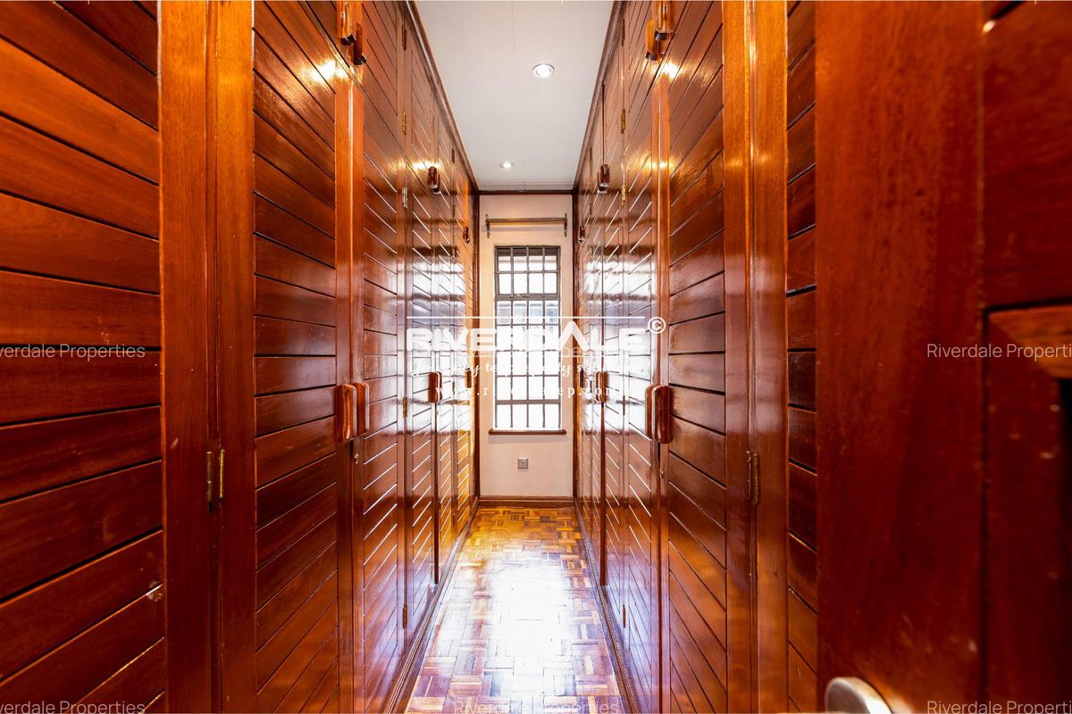 4 Bed Townhouse with En Suite in Westlands Area - 12